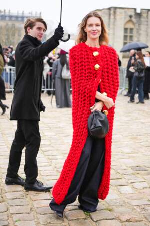 Natalia Vodianova ose la couleur 
fuchsia sur ses lèvres pour contrebalancer le rouge de son tricot Loewe 