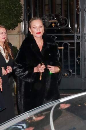 Kate Moss en fourrure noire et bouche fuchsia pour le défilé Saint Laurent femme automne/hiver 2024-2025 à Paris