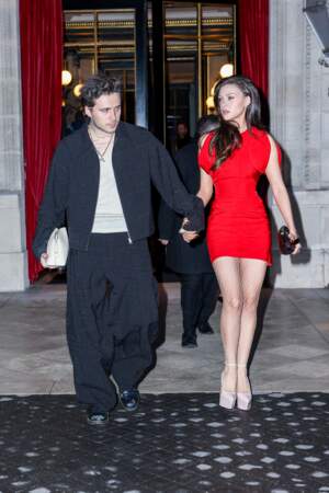 Brooklyn Beckham et Nicola Peltz à la sortie de l'hôtel La Réserve en marge de la Fashion Week de Paris le 1er mars