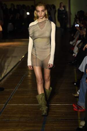 Paloma Wool a preféré voiler légèrement les gambettes de ses mannequins à l'aide d'une robe transparente, laissant entrevoir le body en-dessous