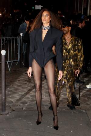 Cindy Bruna à couper le souffle au défilé Mugler au lycée Carnot à Paris, dans une combinaison sans jambes inspirée d'une veste tailleur