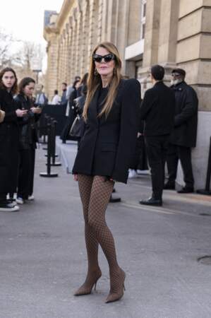 Anna Dello Russo craque pour la tendance no pants au défilé de mode Sacai, présenté au Ground Control à Paris le 4 mars 2024