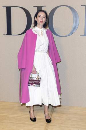Gaëlle Pietri, l'ex de Gaspard Ulliel, fait une arrivée remarquée au défilé Christian Dior le 27 février dans un manteau rose et bouche fuchsia ultra-tendance