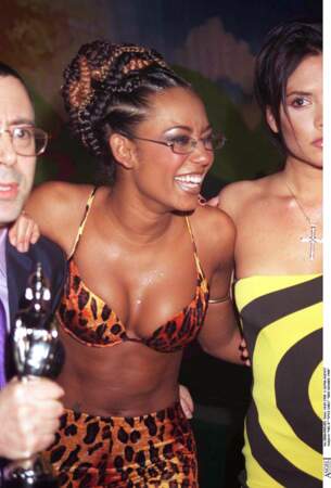 Mel B. toujours aussi fidèle à la tendance léopard, le 10 février 1998 lors des Brit Award. 
