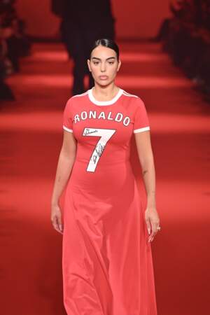 Georgina Rodriguez en robe-maillot de foot dédicacée par Cristiano Ronaldo chez Vetement