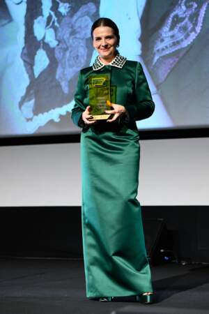 Juliette Binoche reçoit le prix "The Lazio Terra di Cinema" lors du 18ème Rome International Film Festival