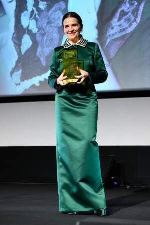 Juliette Binoche reçoit le prix "The Lazio Terra di Cinema" lors du 18ème Rome International Film Festival