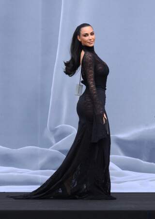 Kim Kardashian avec son étiquette chez Balenciaga