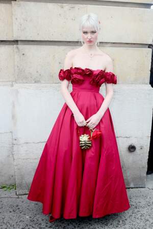 La planète mode a aussi retrouvé Lara Cosima en longue robe rouge à épaules dénudées au défilé Giambattista Valli 