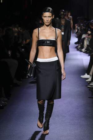 Bella Hadid lors du défilé Miu Miu Collection Femme Prêt-à-porter Printemps-Eté 2023 lors de la Fashion Week de Paris, le 4 octobre 2022