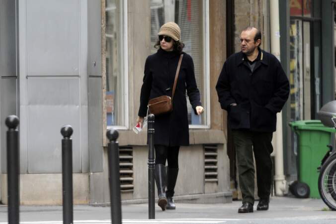 Valérie Lemercier et Hervé Temime se promènent dans les rues parisiennes le 9 novembre 2008