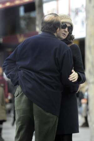 Valérie Lemercier et Hervé Temime s'embrassent dans les rues de Paris le 9 novembre 2008