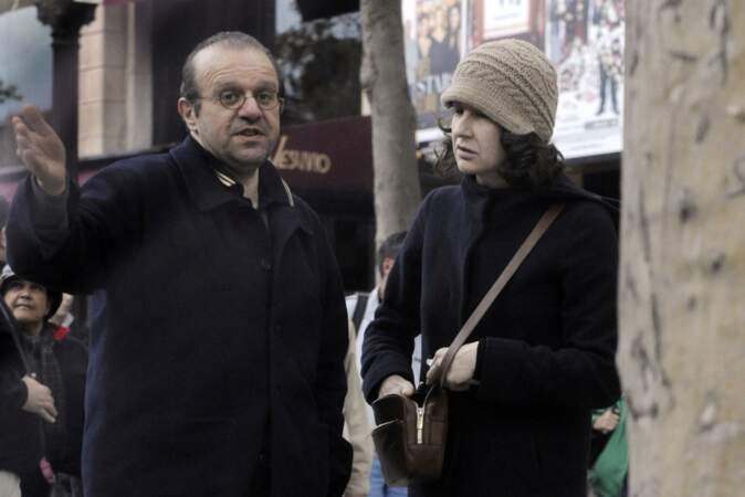 Valérie Lemercier et son compagnon Hervé Temime en promenade dans les rues parisiennes le 9 novembre 2008