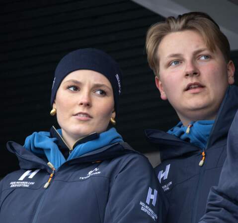 La princesse Ingrid Alexandra et le prince Sverre Magnus sont concentrés en regardant la compétition de ski d'Holmenkollen, à Oslo, ce samedi 9 mars 2024