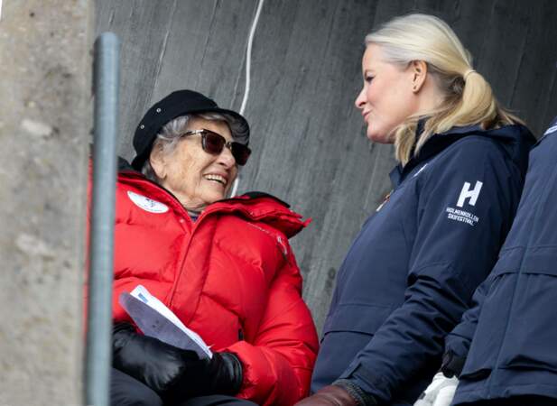La princesse Mette Marit de Norvège et la princesse Astrid de Norvège à la compétition de ski d'Holmenkollen, à Oslo, ce samedi 9 mars 2024