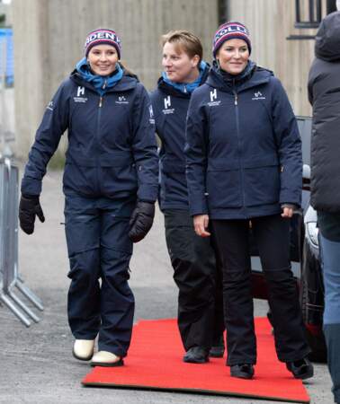 Les princesses Mette Marit et Ingrid Alexandra arrivent avec le prince Sverre Magnus, arrivent aux compétitions de ski d'Holmenkollen, à Oslo, ce samedi 9 mars 2024