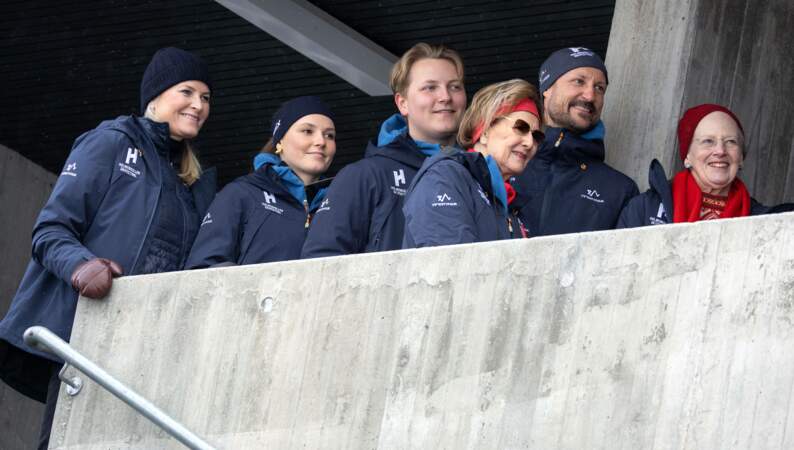 La famille royale de Norvège réunie aux côtés de la reine Margrethe de Danemark lors des compétitions de ski d'Holmenkollen, à Oslo, ce samedi 9 mars 2024
