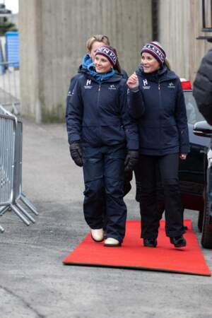 Les princesses Mette Marit et Ingrid Alexandra de Suède arrivent aux compétitions de ski d'Holmenkollen, à Oslo, ce samedi 9 mars 2024