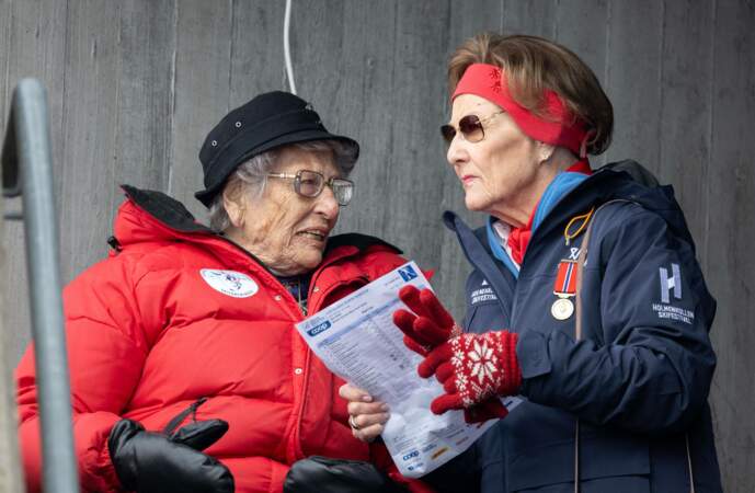 La reine Sonja de Norvège et la princesse Astrid de Norvège à la compétition de ski d'Holmenkollen, à Oslo, ce samedi 9 mars 2024