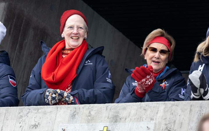 La reine Margrethe de Danemark et la reine Sonja de Norvège à la compétition de ski d'Holmenkollen, à Oslo, ce samedi 9 mars 2024