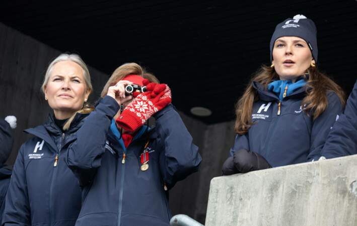 La reine Sonja de Norvège immortalise l'événement lors des compétitions de ski d'Holmenkollen, à Oslo, ce samedi 9 mars 2024
