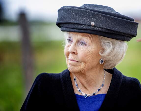 La princesse Beatrix des Pays-Bas avec un chapeau sombre