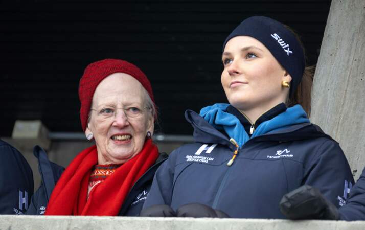La reine Margrethe et la princesse Ingrid Alexandra de Norvège à la compétition de ski d'Holmenkollen, à Oslo, ce samedi 9 mars 2024