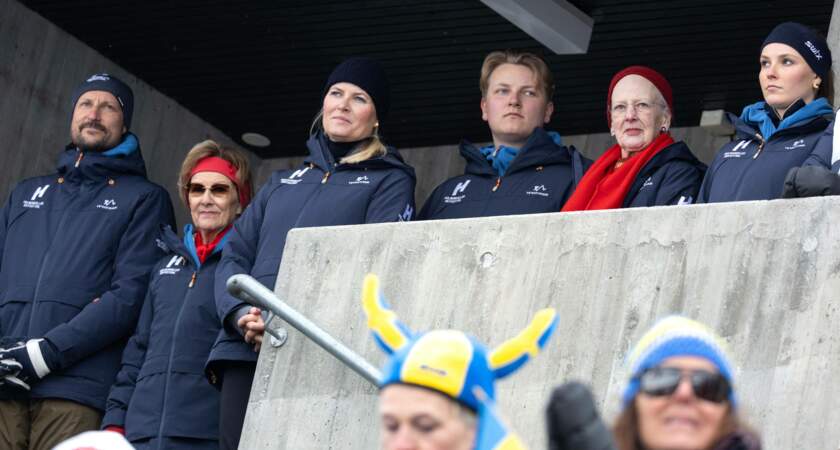 Margrethe de Danemark, la reine Sonja de Norvège, la princesse Mette Marit, le prince Haakon, la princesse Ingrid Alexandra, le prince Sverre Magnus, lors des compétitions de ski d'Holmenkollen, à Oslo, ce samedi 9 mars 2024