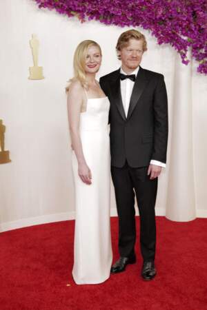 Kirsten Dunst en robe fourreau blanche Gucci, au bras de son mari Jesse Plemons à la 96ème cérémonie des Oscars le 10 mars 2024