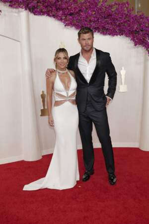 Chris Hemsworth très élégant et son épouse Elsa Pataky en robe blanche à cut-outs pour les Oscars