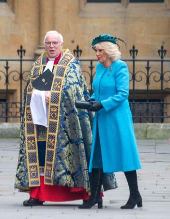 La reine Camilla et un membre de l'abbaye lors du service de célébration de la Journée du Commonwealth à l'abbaye de Westminster de Londres, ce lundi 11 mars 2024