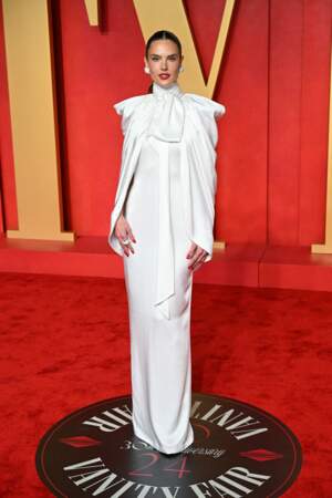 Alessandra Ambrosio en robe blanche à col montant réalisée par Alexandre Vauthier à la soirée des Oscars de Vanity Fair le 10 mars 2024