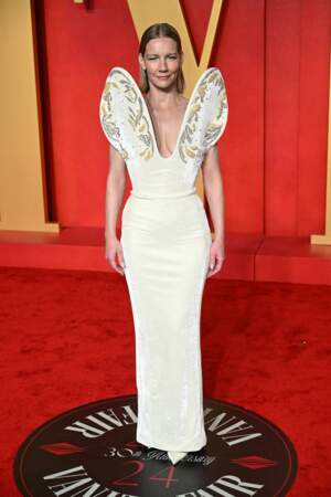 Sandra Huller succombe elle aussi à la tendance robe de mariée sur tapis rouge pour l'after-party de la 96ème cérémonie des Oscars  organisée par Vanity Fair