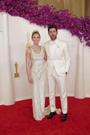 Emily Blunt en robe Schiaparelli blanche et son mari John Krasinski en costume blanc à la 96ème cérémonie des Oscars au Dolby Theater à Hollywood
