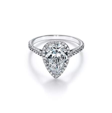 Bague de fiançailles halo Tiffany Soleste taille poire avec anneau en platine 950 millièmes et diamants, à partir de 51 000€, Tiffany & Co.