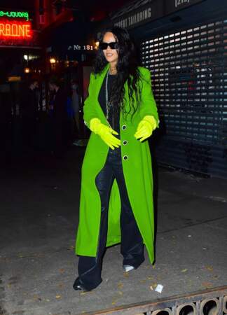 Rihanna a choisi un manteau et des gants verts flashy pour aller dîner à New York le 3 novembre 2021