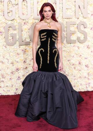 Dua Lipa opte pour une robe corsetée dans le dos griffée Schiaparelli lors de la 81ème cérémonie des Golden Globes au Beverly Hilton à Los Angeles, le 10 janvier 2024