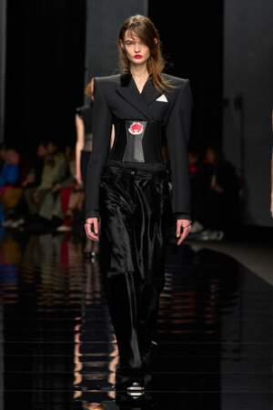 Chez Sportmax, à la Fashion Week de Milan, automne/hiver 2024-2025, les corsets ont aussi été mis à l'honneur, en version courte