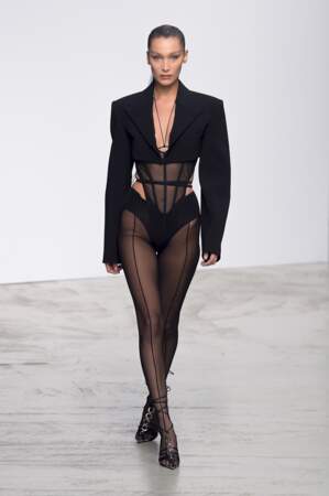 Bella Hadid fait une apparition mémorable en corset transparent et veste ultra courte sur le catwalk Mugler pour la collection Prêt-à-Porter Printemps/Eté 2020 de la marque, le 25 septembre 2019
