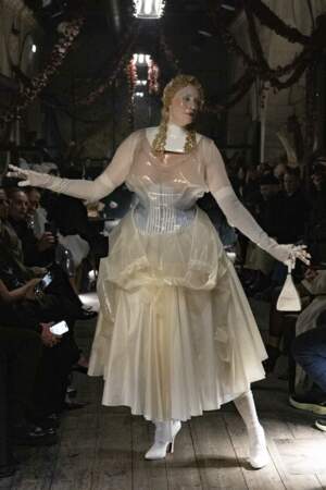 L’actrice de Giovanni Giannoni clôture le défilé imaginé par John Galliano dans une robe en pastique soulignée par un corset