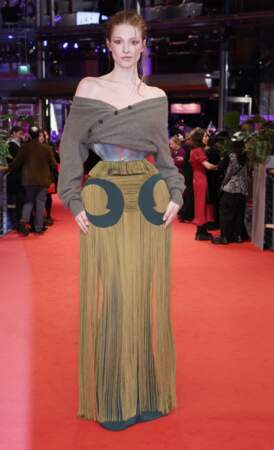 Hunter Schafer dans un look signé Maison Margiela, en corset et jupe à franges pour la présentation du  film "Cuckoo" lors du 74ème Festival International du Film de Berlin le 16 février 2024