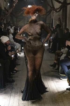 Pour sa collection Haute-Couture printemps-été 2024 pour Maison Margiela, présentée le 25 janvier 2024, John Galliano s'inspire du Paris fin de siècle et utilise des prothèses pour obtenir des hanches larges qui soulignent encore plus les tailles de guêpe marquées par des corsets