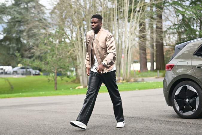 Brice Samba ose la pantalon en cuir noir lorsqu'il arrive à un entraînement à Clairefontaine