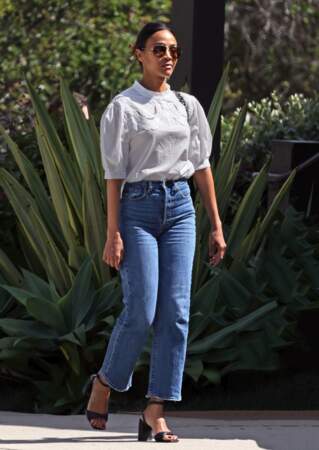 Zoe Saldana se promène à Los Angeles dans un look casual-chic