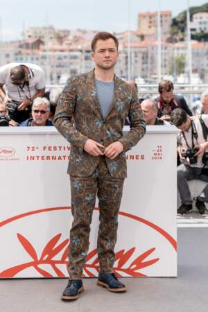Les hommes n'échappent pas au Method Dressing : Taron Egerton a l'affiche de "Rocketman", fait honneur au style d'Elton John dans un costume à motifs lors du 72ème Festival International du film de Cannes en mai 2019