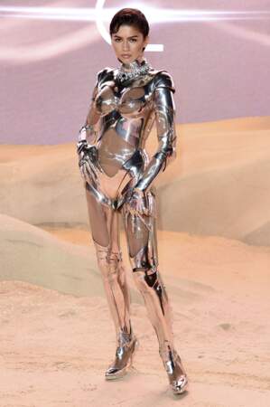 Pour coller à l'esprit science-fiction et à son personnage de Chani dans le film "Dune II", Zendaya n'hésite pas à arborer des tenues dignes de son personnage, comme ici, en robot Mugler, à Londres le 15 février 2024