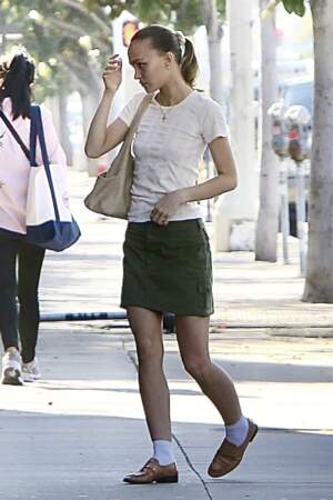 Lily-Rose Depp fait ses courses à West Hollywood en mocassins et chaussettes blanches
