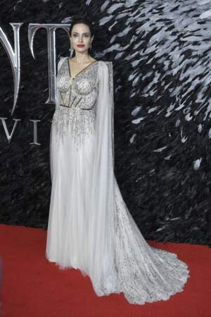 Pour le deuxième opus de "Maléfique", Angelina Jolie continue de s'habiller comme son personnage, comme ici, dans une robe mystique griffée Ralph and Russo, à Londres en octobre 2019