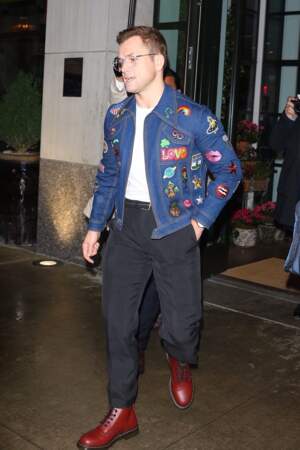 Pour la première de "Rocketman" à New York en mai 2019, Taron Egerton opte pour un teddy en jeans et une paire de chaussures en cuir, rappelant le style d'Elton John, qu'il incarne à l'écran