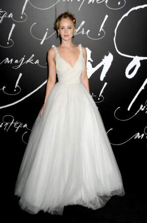 Sur l'affiche de "Mother", Jennifer Lawrence porte une robe blanche. C'est donc tout naturellement que l'égérie Dior a reproduit le même look pour la première à New York en septembre 2017, dans une pièce de la maison française